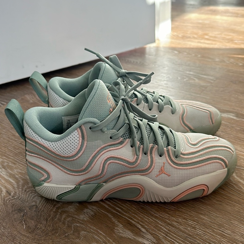 Basketball shoes